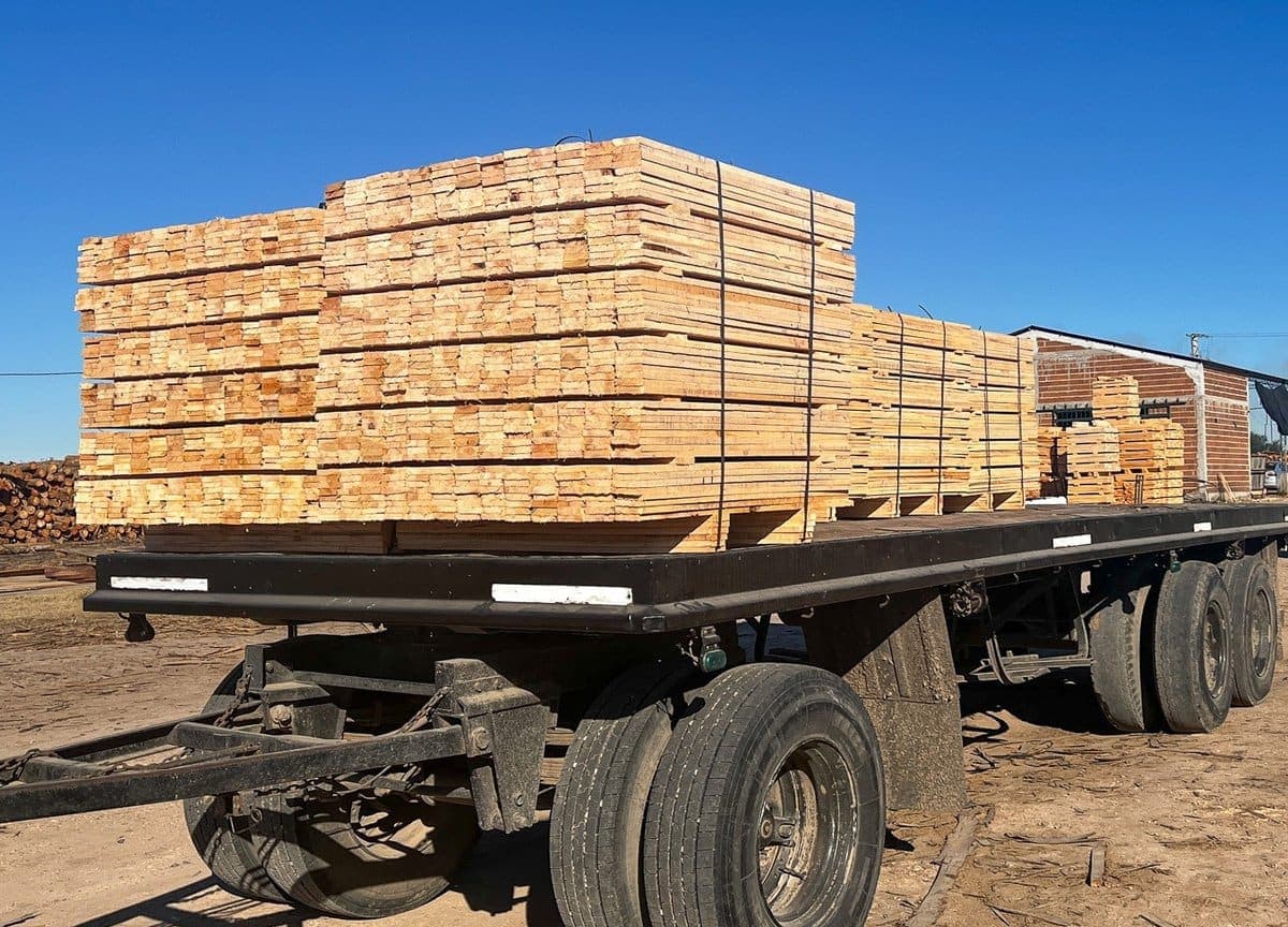Camión cargado con tablas pallet